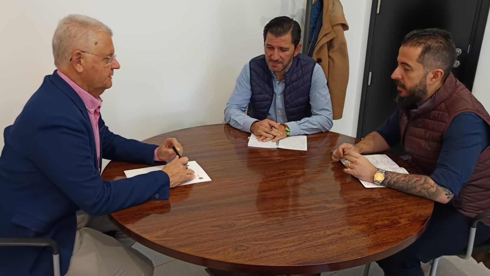 Los concejales Calero, Castillo y Ortolá en las reuniones de negociación.