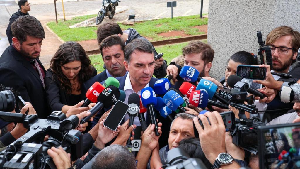 El senador Flavio Bolsonaro , hijo del expresidente brasileño Jair Bolsonaro , habla con los medios de comunicación tras visitar a su padre en el edificio de la Policía Federal de Brasilia el pasado 25 de noviembre.