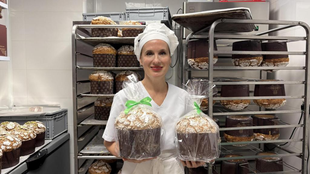 Mari Carmen Alacid con algunos panetones.