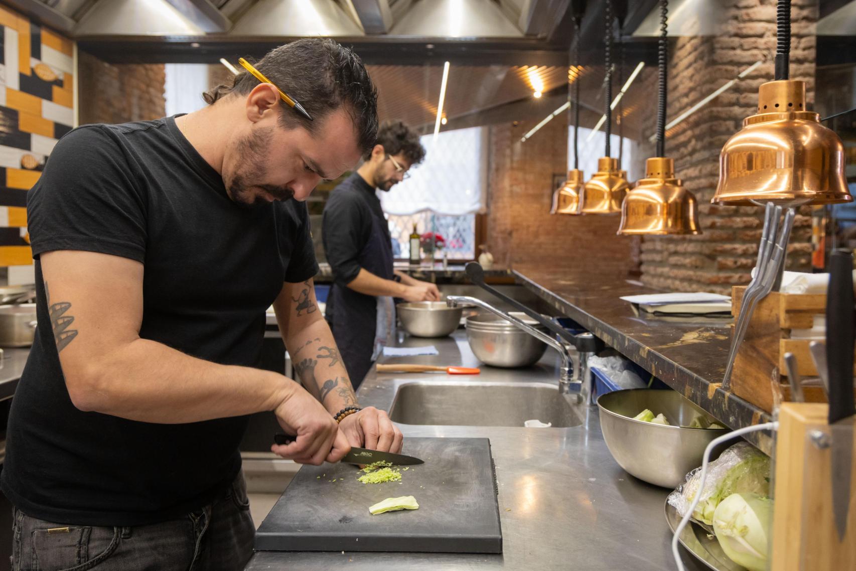 Miguel Ángel, en las cocinas de Cávala.