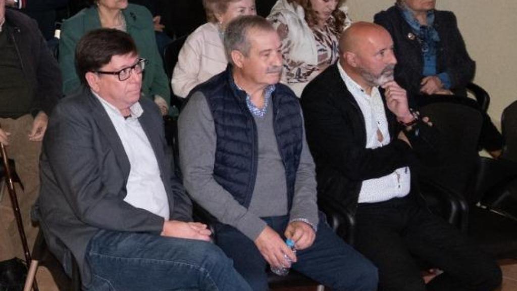 Paco Salazar (izquierda), durante una gala homenaje en 2023 en el municipio de Montellano.