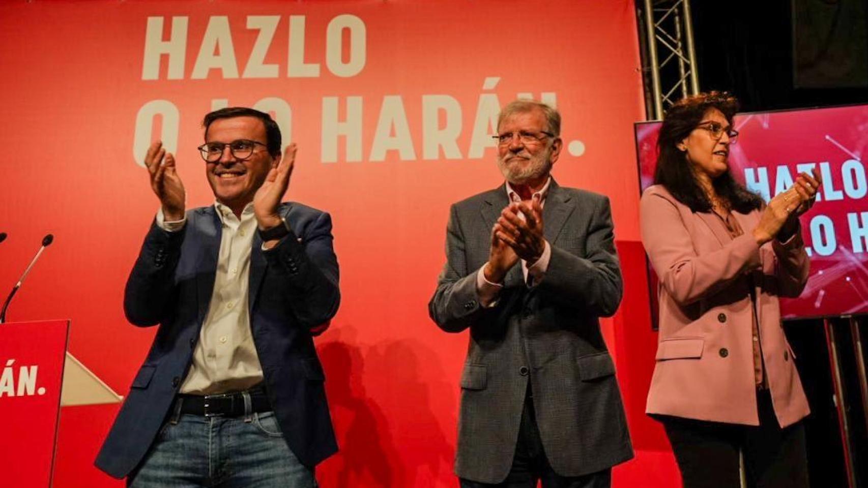 El candidato del PSOE a la presidencia de la Junta de Extremadura, Miguel Ángel Gallardo, junto al expresidente autonómico, Juan Carlos Rodríguez Ibarra en un acto este viernes.