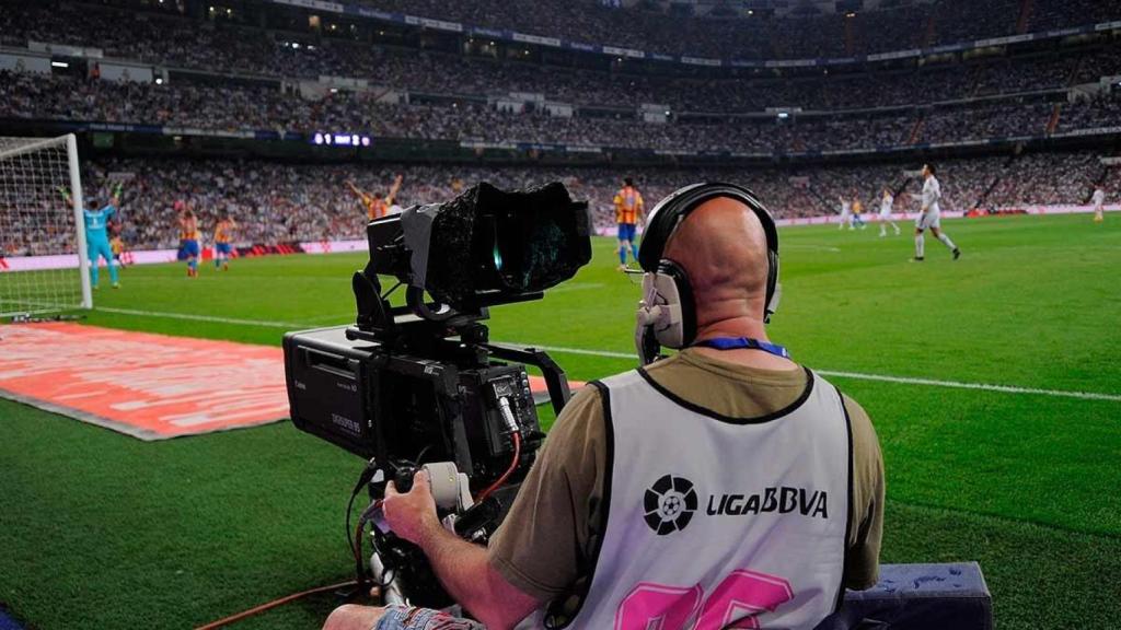 Un camarógrafo de televisión durante un partido de La Liga
