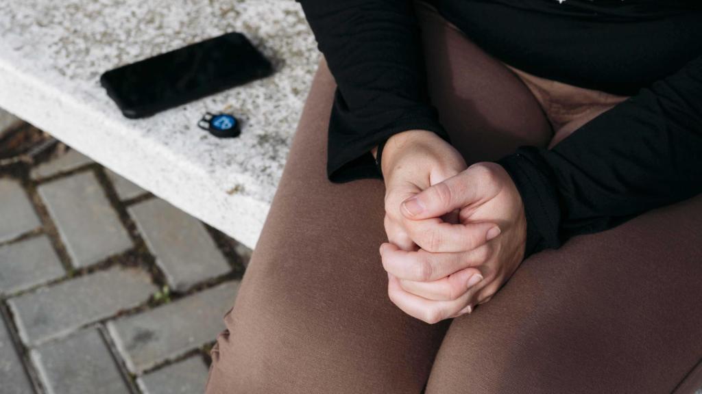 Ana, con su dispositivo Cometa, una especie de 'botón del pánico' y su móvil, donde recibe las notificaciones.