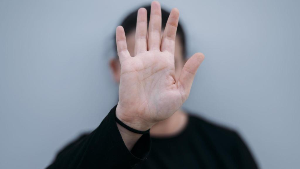 Ana (nombre ficticio) se oculta el rostro para las fotos, instantes antes de que le salte otra alarma por quebrantamiento.