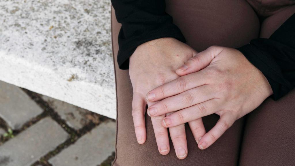 Ana, atendiendo a EL ESPAÑOL para denunciar su caso.