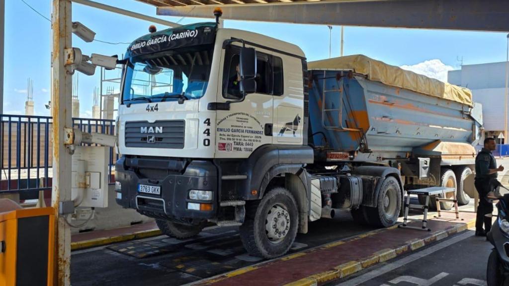 A truck from the company run by Antonio García, at the border post.