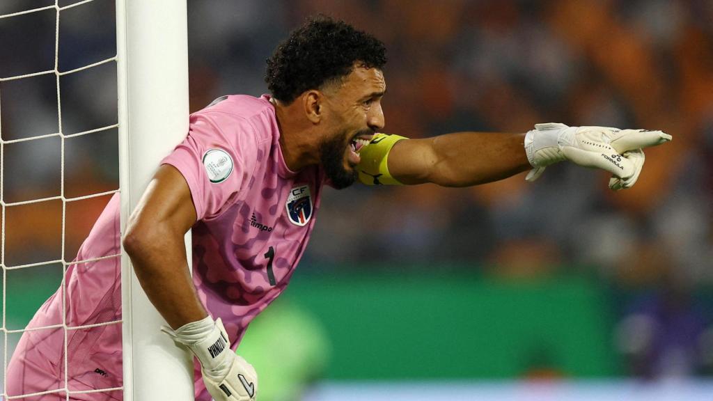 Vozinha, portero de Cabo Verde, da instrucciones en un partido.