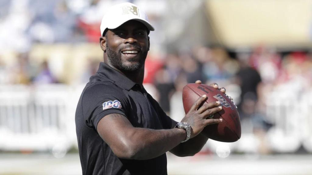 Michael Vick, con un balón en la previa de un partido de la NFL.