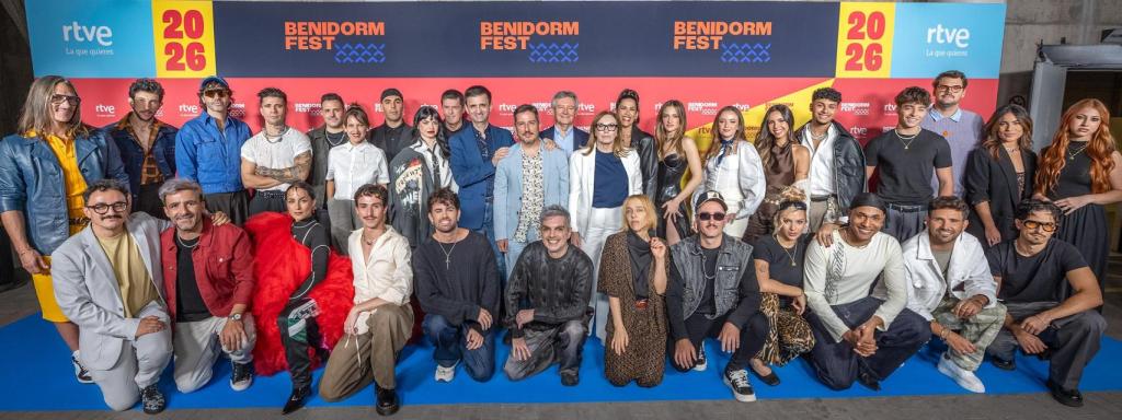 Foto de familia de los 18 participantes del Benidorm Fest 2026 y directivos de RTVE, con José Pablo López y Sergio Calderón en el centro.