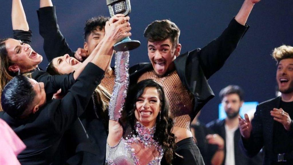 Chanel levanta el micrófono de bronce del Benidorm Fest 2022.