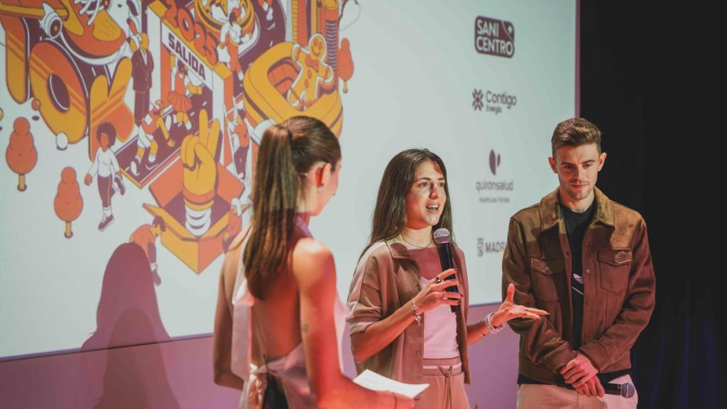 Julia Lillo, junto a Carla Gallardo y Adrián Ben, durante el acto
