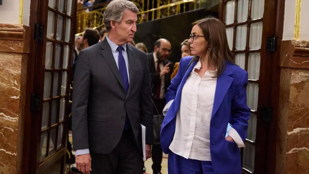 Alberto Nunez Feijó, presidente do PP, e Carmen Funes, vice-ministra da Saúde e Política Social, no Congresso.