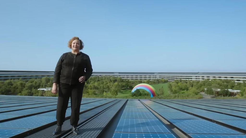 Lisa Jackson sobre el tejado de Apple anunciando el plan de neutralidad de carbono