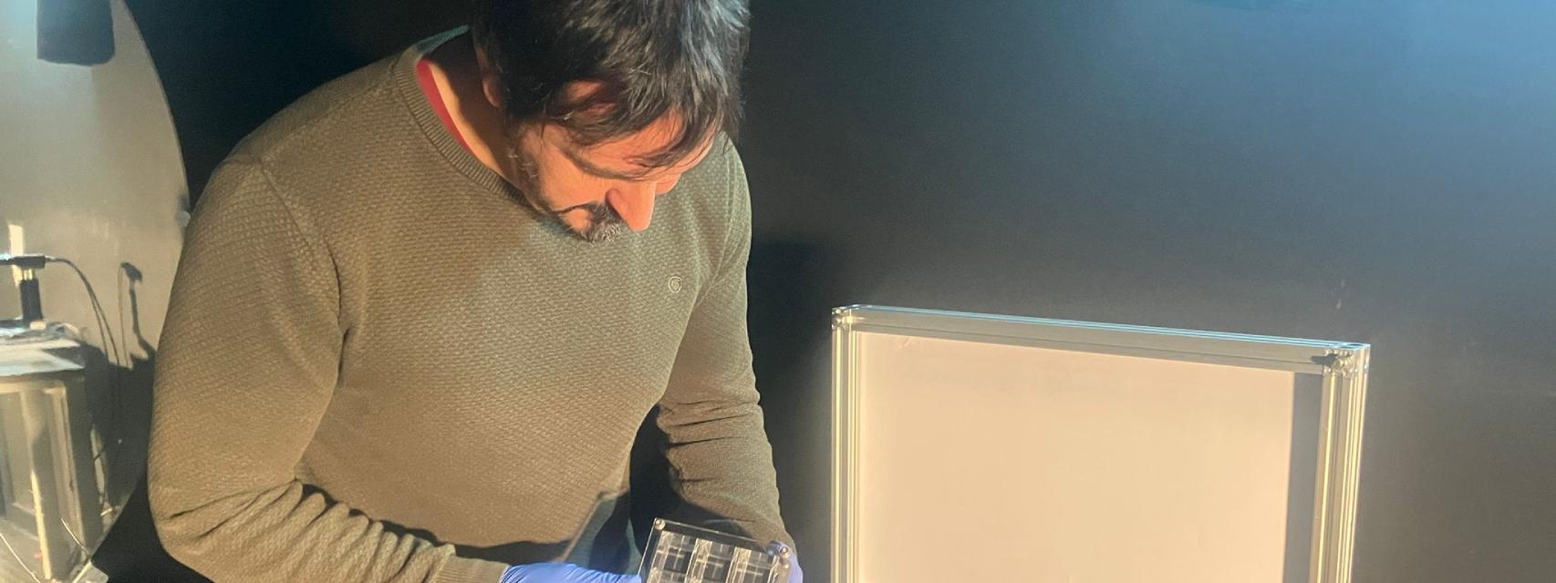 El investigador Eduardo F. Fernández con el módulo fotovoltaico en laboratorio