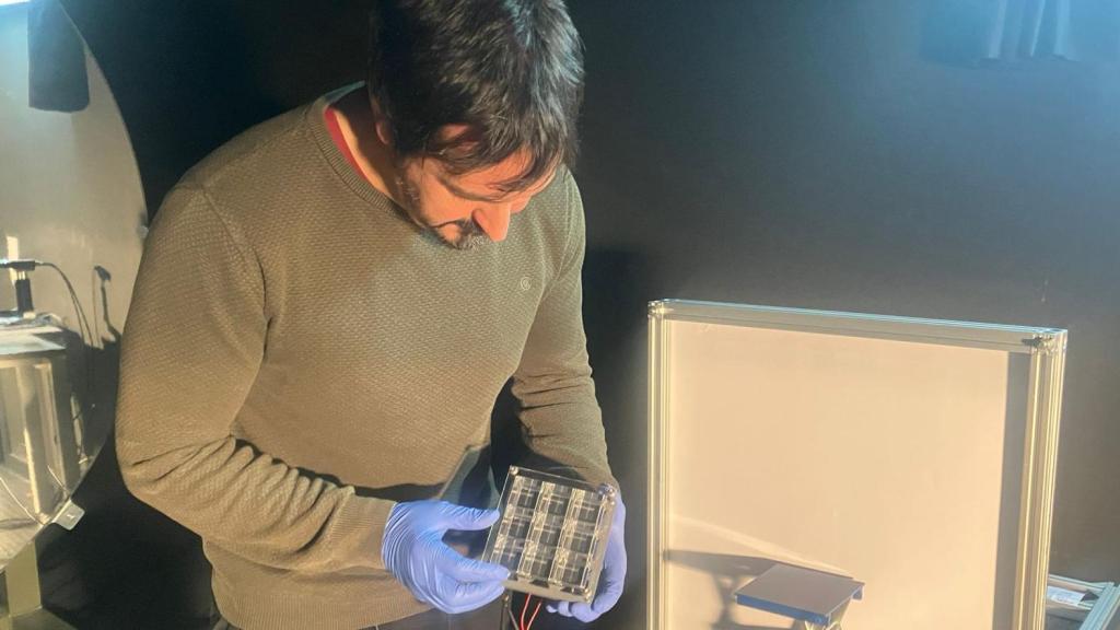 El investigador Eduardo F. Fernández con el módulo fotovoltaico en laboratorio