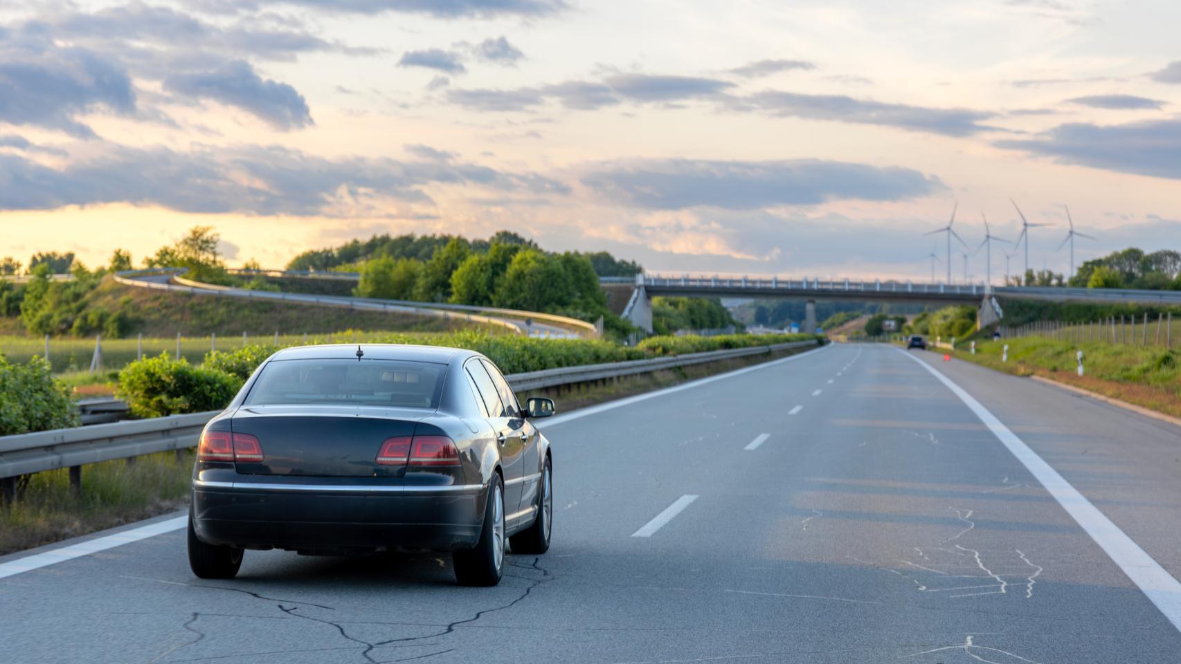 Un coche circulando por una carretera agrietada