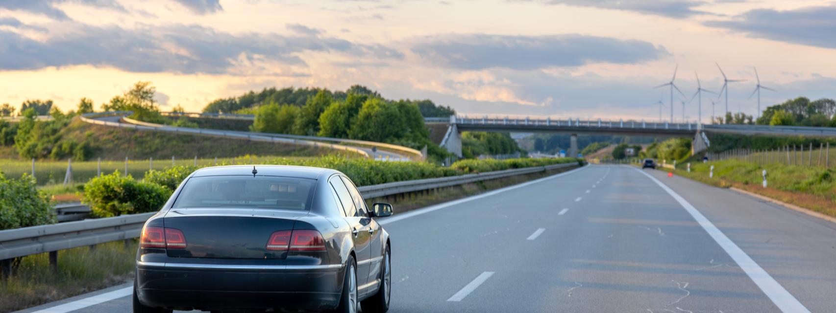 Un coche circulando por una carretera agrietada