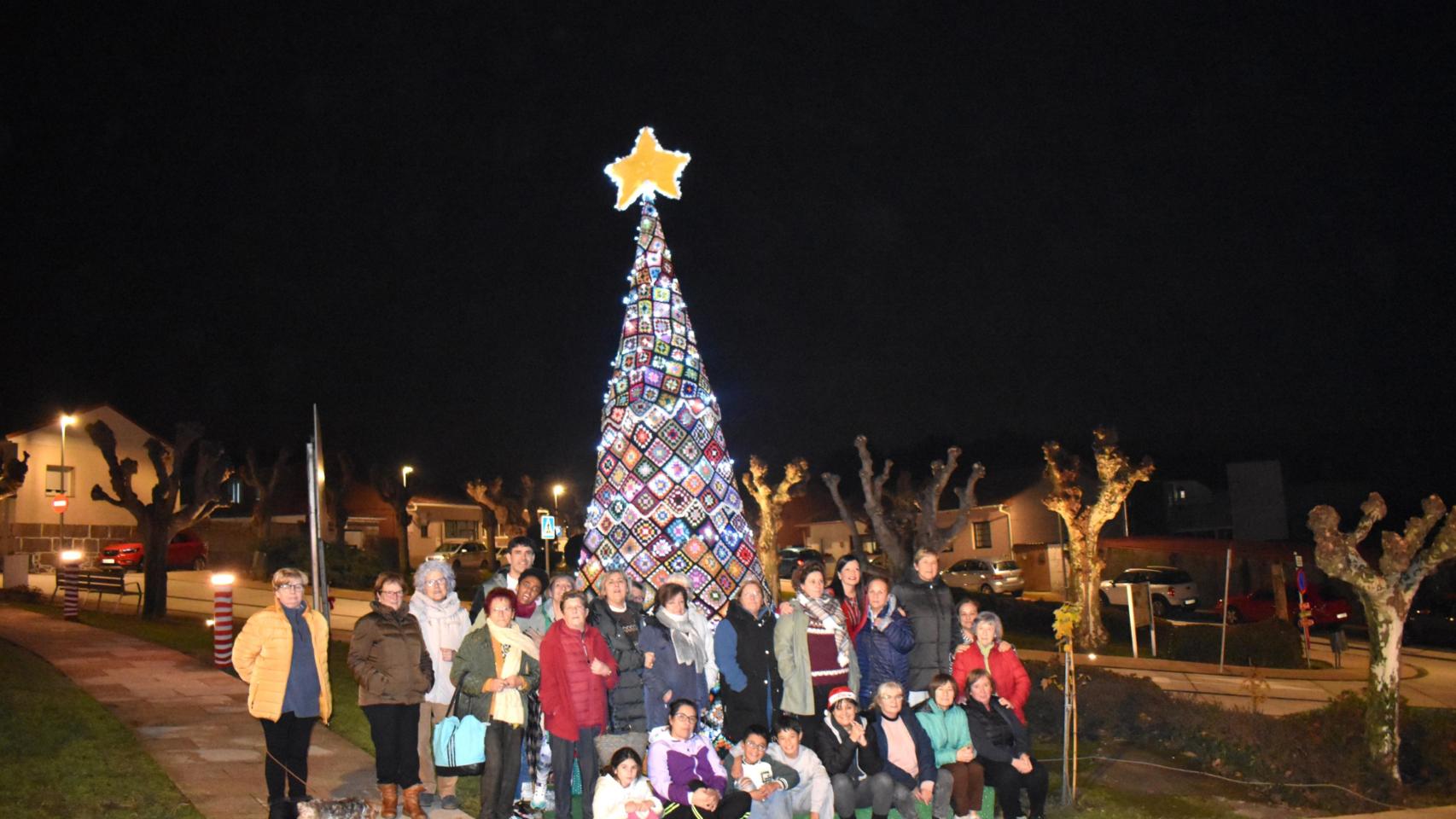 Mujeres crean en Mos un árbol de ganchillo para Navidad.