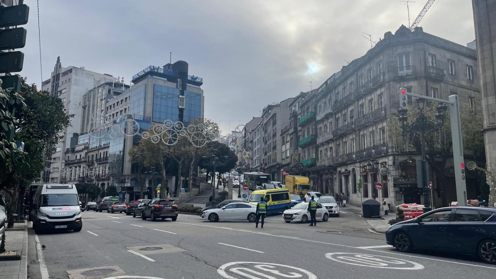 Policías regulan el tráfico en la bajada de Alfonso XIII de Vigo en uno de los días de afluencia alta en la Navidad de 2025.