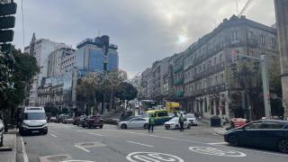 Policías regulan el tráfico en la bajada de Alfonso XIII de Vigo en uno de los días de afluencia alta en la Navidad de 2025.