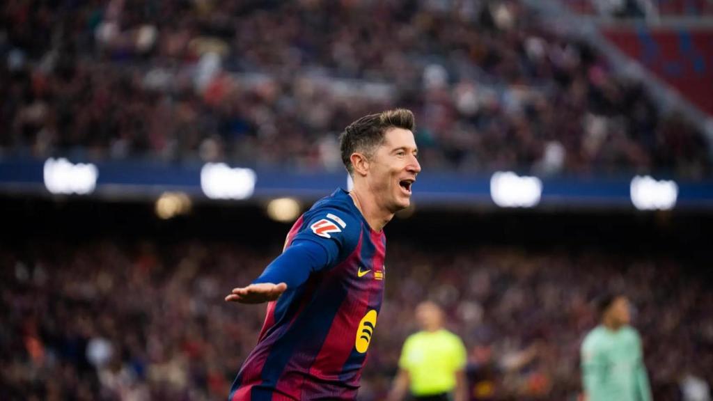 Lewandowski celebra su gol ante el Athletic, el primero del Barça en su regreso al Camp Nou