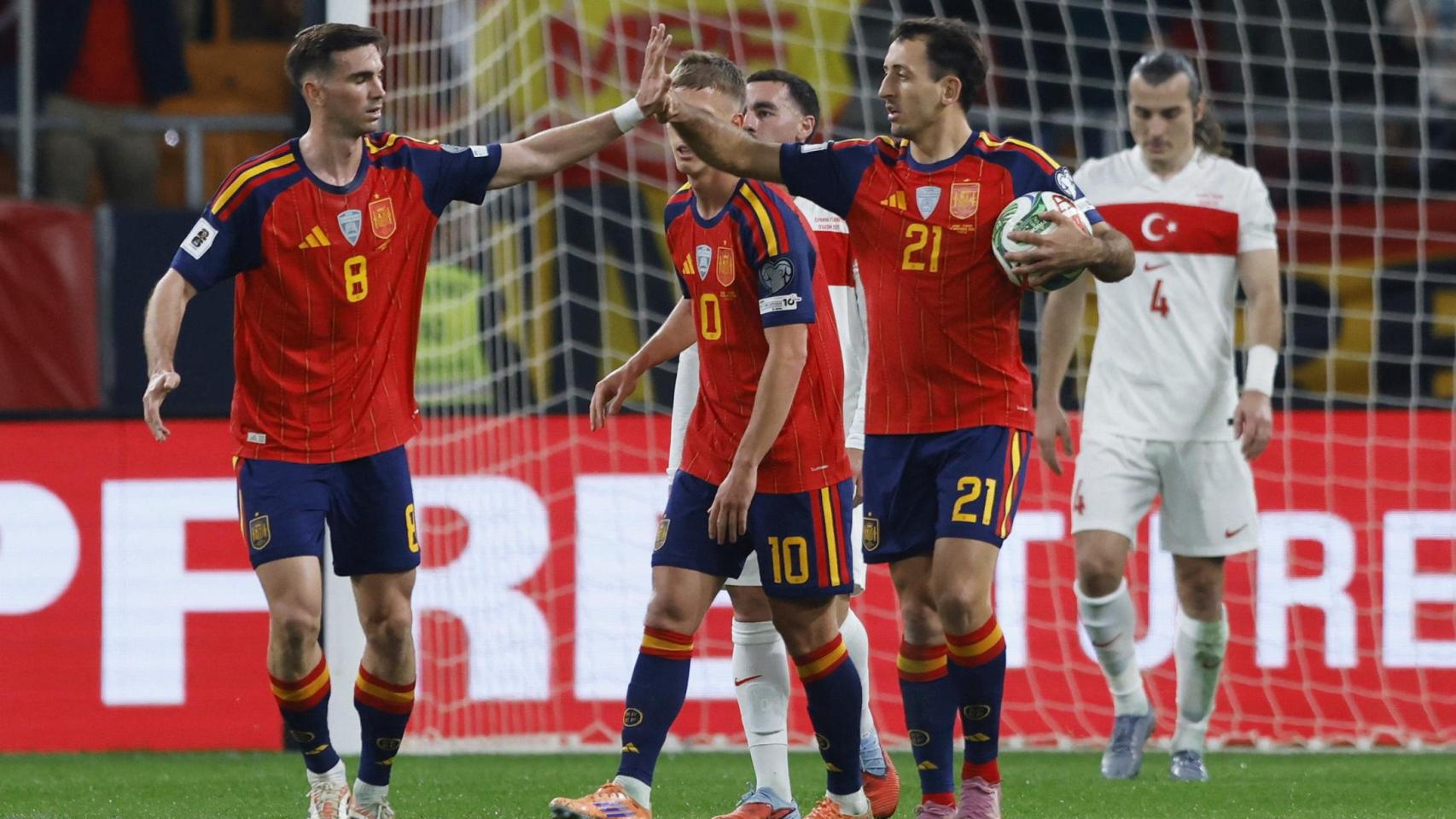 Oyarzabal y Fabián celebran un gol contra Turquía.