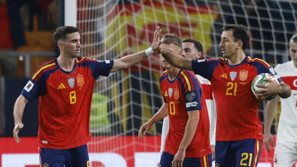 Oyarzabal y Fabián celebran un gol contra Turquía.