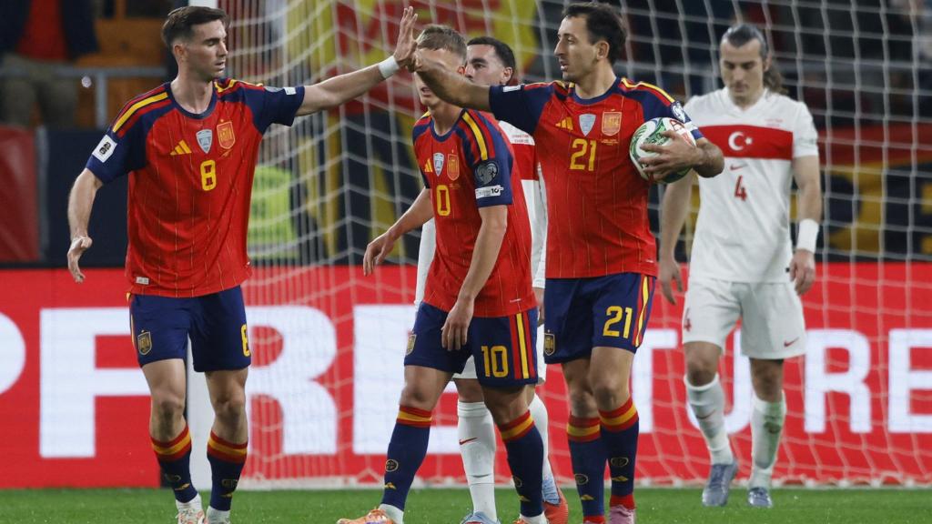 Oyarzabal y Fabián celebran un gol ante Türkiye.