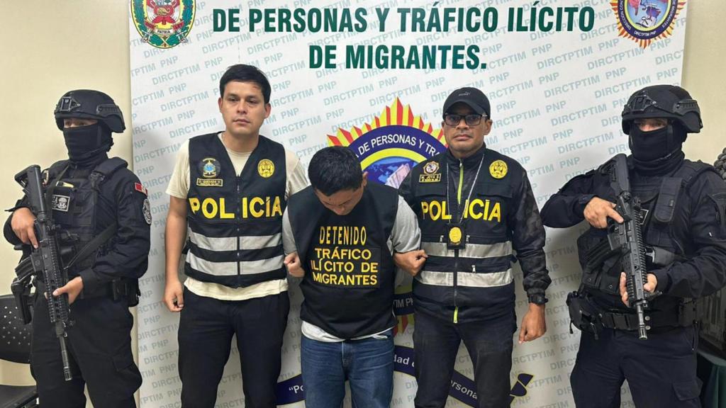 Agentes de la Policía Nacional de Perú detienen a 'Chuki'.
