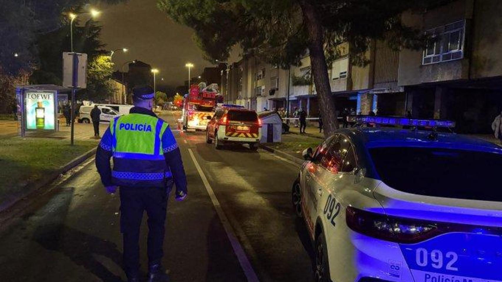 La Policía Local y los Bomberos de Valladolid en el lugar del incendio.