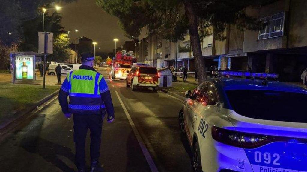 La Policía Local y los Bomberos de Valladolid en el lugar del incendio.