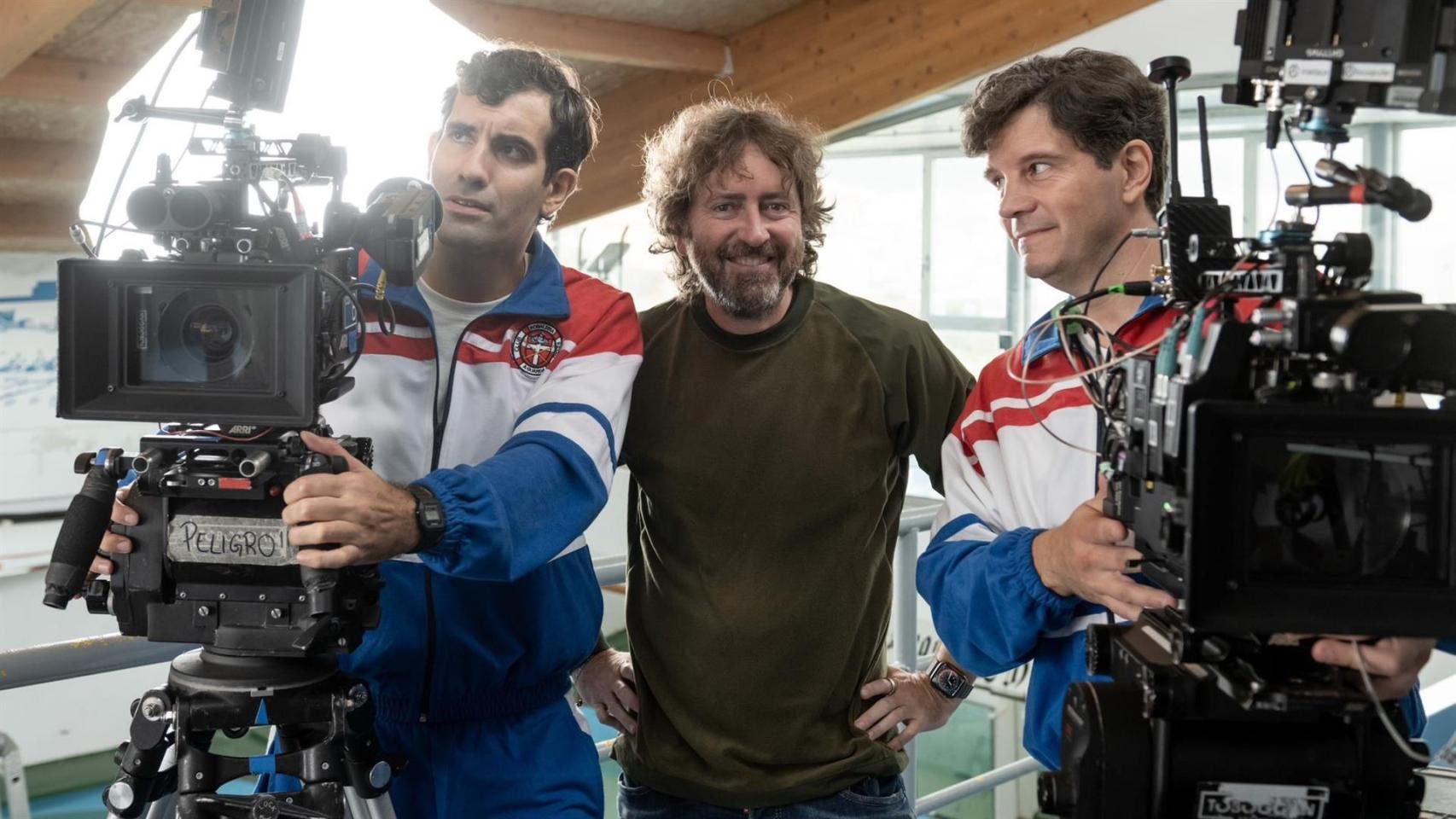 El director Daniel Sánchez Arévalo (centro) con los actores Tamar Novas (izq.) y Xosé A. Touriñán (der.) durante el rodaje de 'Rondallas'.