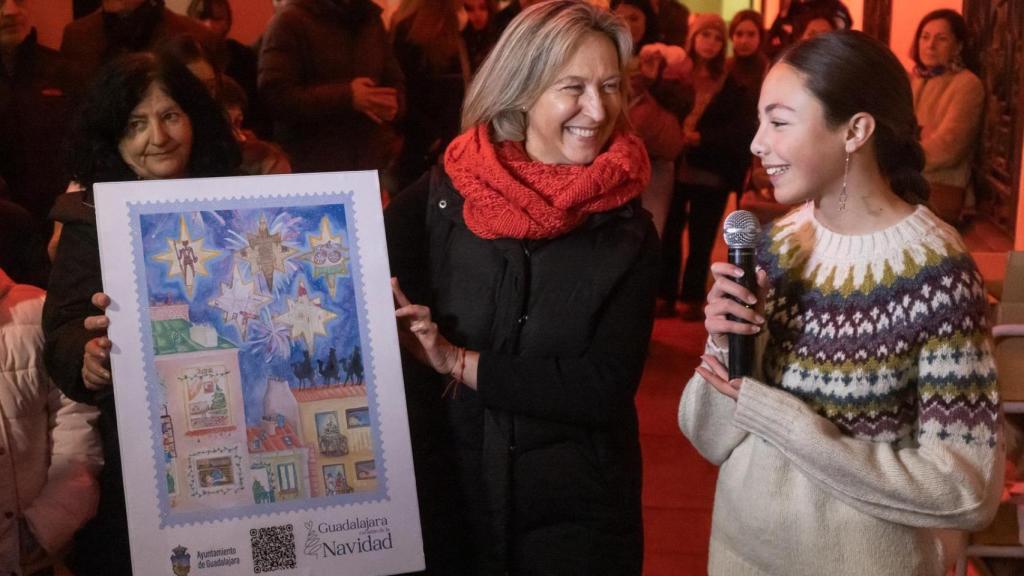 Ana Guarinos y Brianda García junto al dibujo ganador.
