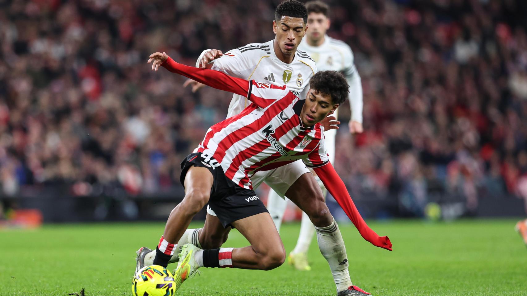 Bellingham trata de robarle el balón a Shelton.