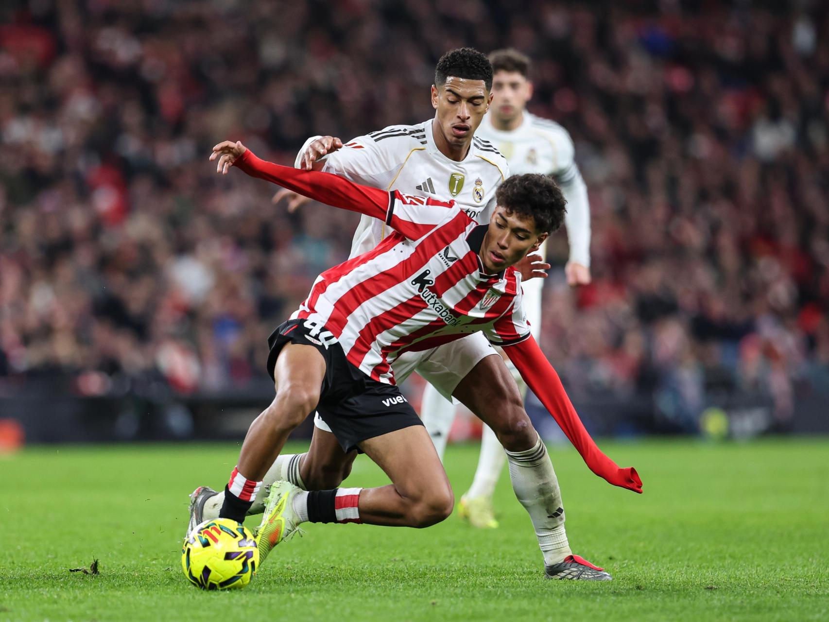 Bellingham trata de robarle el balón a Shelton.