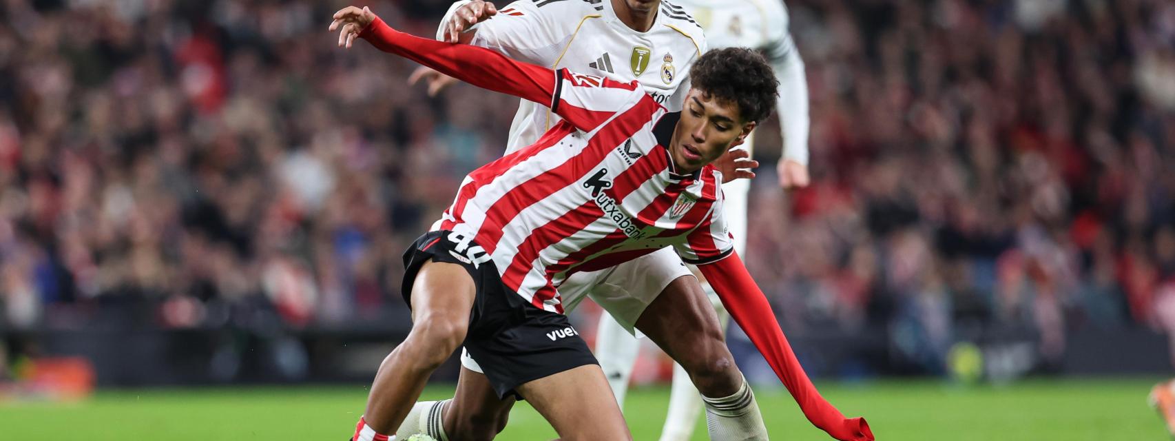 Bellingham trata de robarle el balón a Shelton.