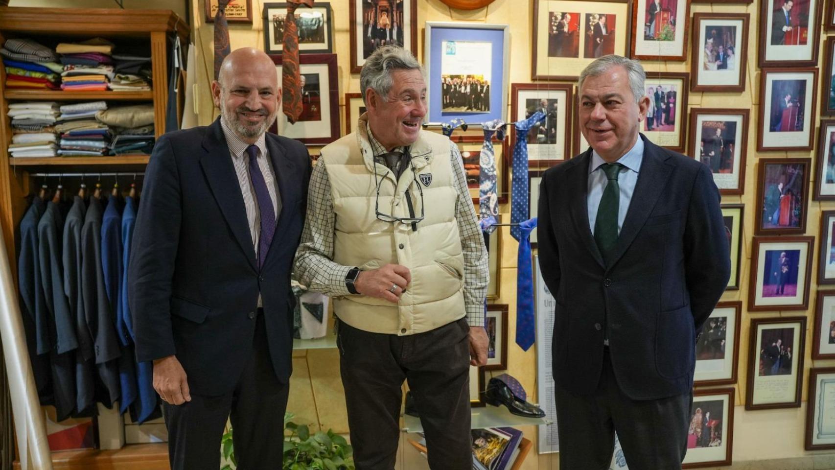 El maestro sastre Manuel Ibáñez con el alcalde de Sevilla y el delegado del Distrito Los Remedios.