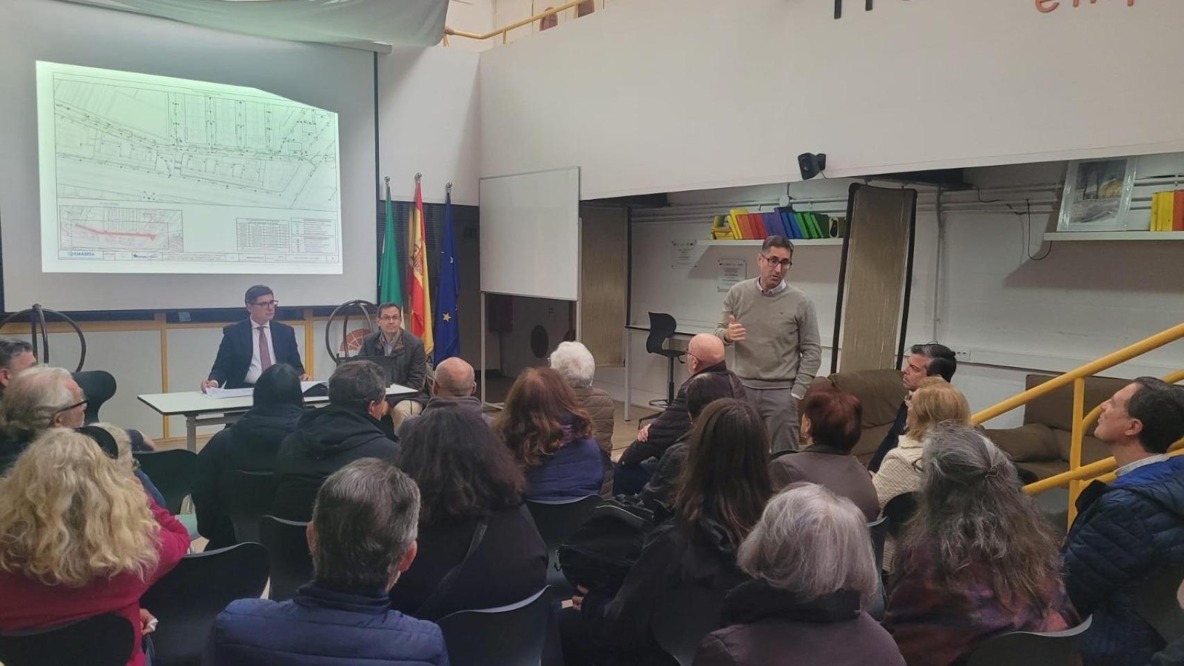 Imagen de la  reunión para informar a los vecinos sobre las obras.