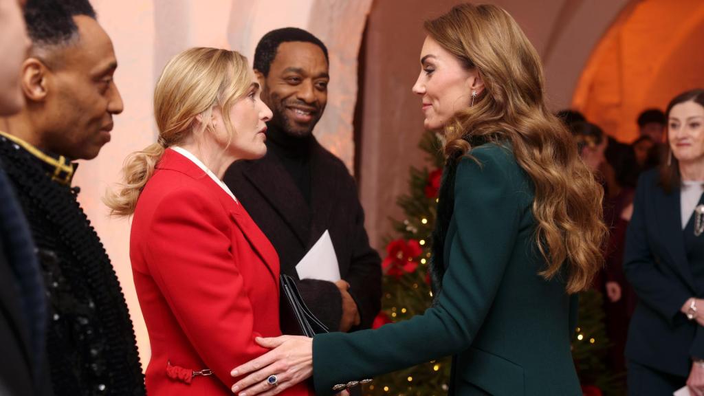 Kate Middleton saluda a Kate Winslet en el servicio de villancicos de la Abadía de Westminster.