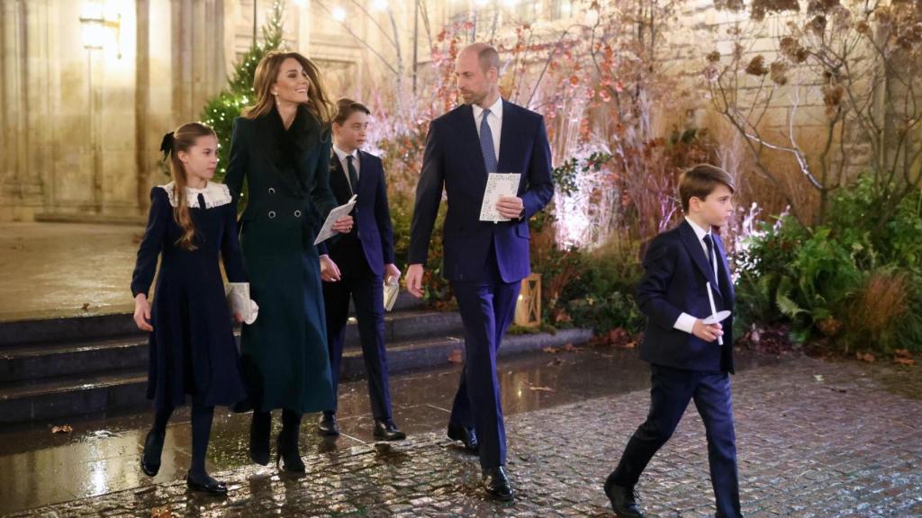 El Príncipe y la Princesa de Gales, con sus tres hijos, en el servicio de villancicos en la Abadía de Westminster.