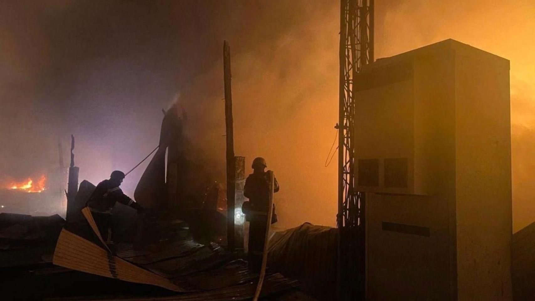 Incendio provocado tras una serie de ataques rusos en la región de Kiev.