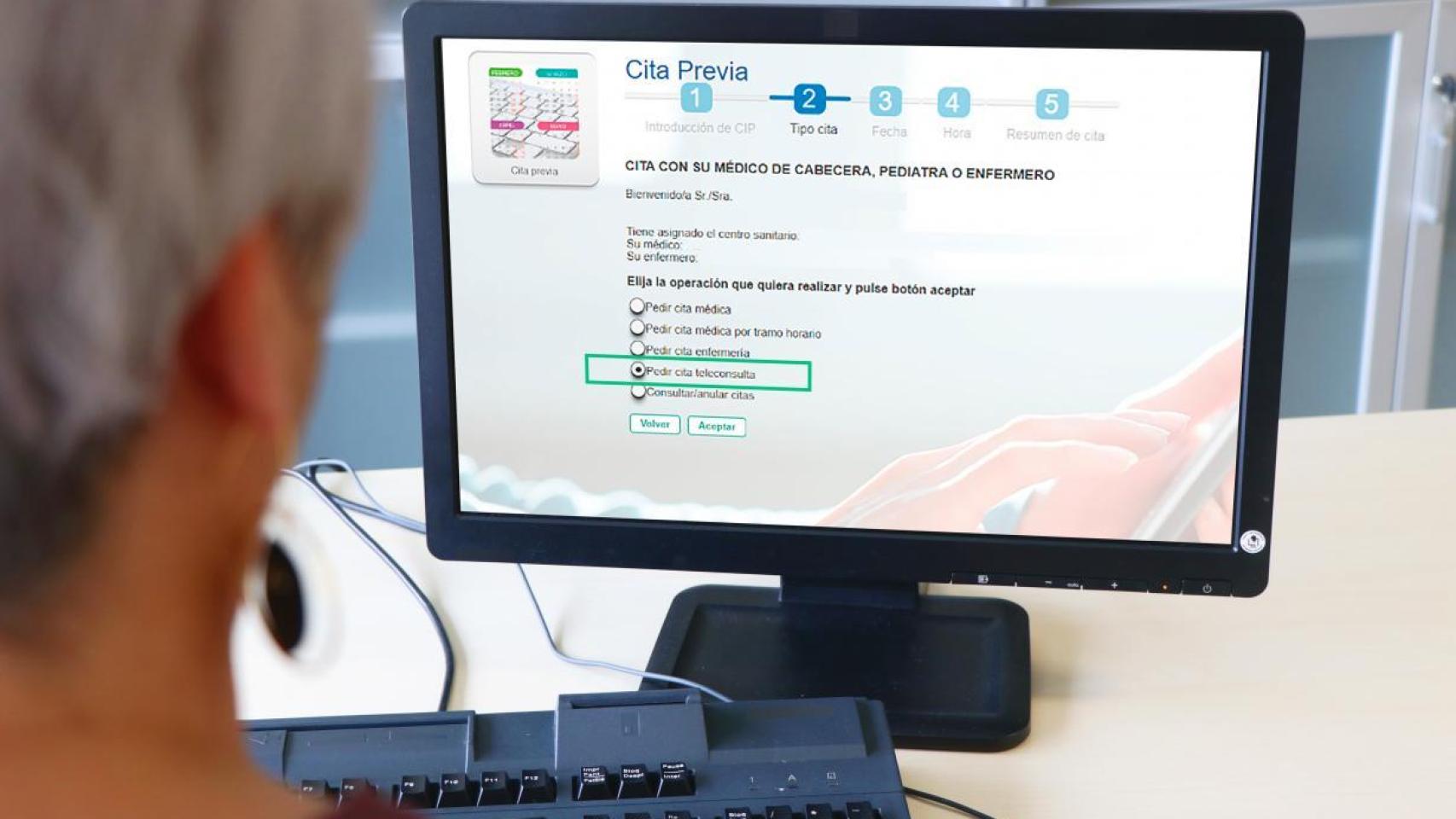 Personal administrativo del SESCAM gestionando una cita médica.