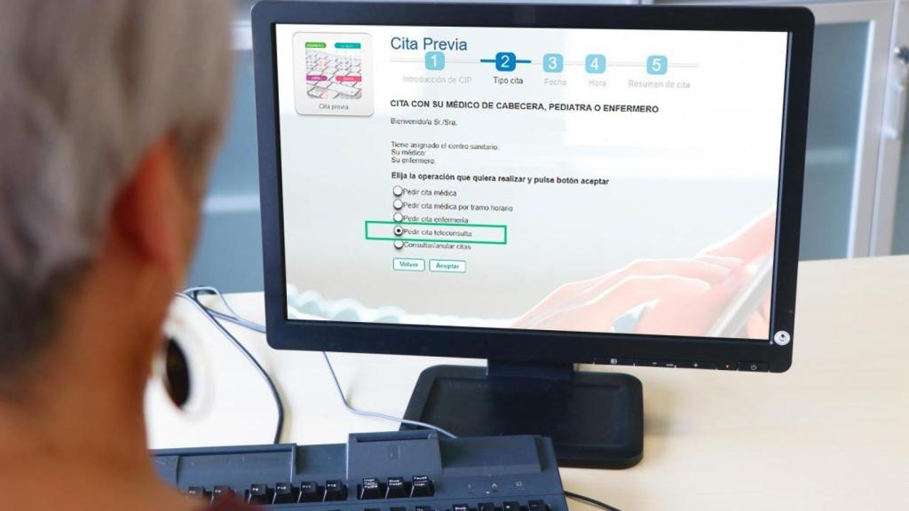 Personal administrativo del SESCAM gestionando una cita médica.