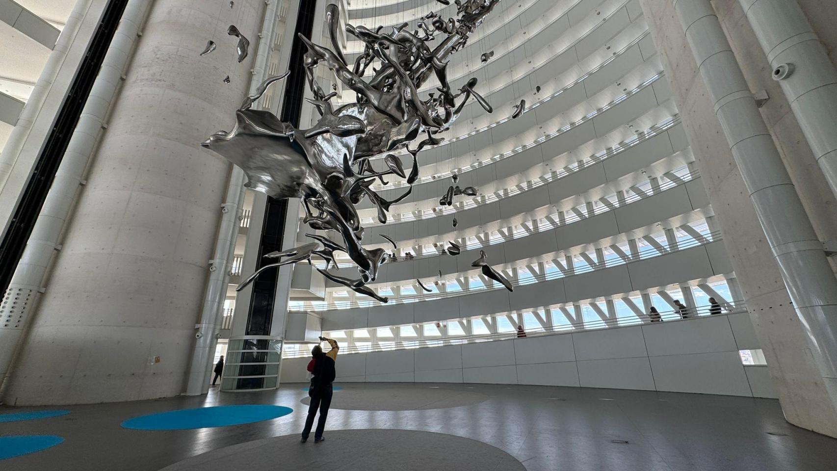 La escultura 'Splash', en el interior de la Torre del Agua.