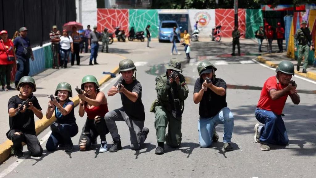 Civiles de la milicia entrenándose en Venezuela