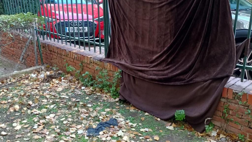 Mantas colocadas por los vecinos.