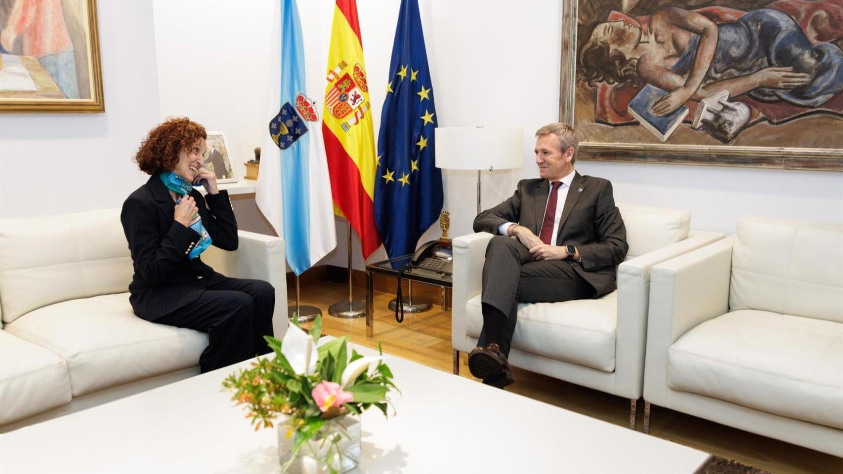 El presidente de la Xunta, Alfonso Rueda, en una reunión con la nueva fiscala superior de Galicia, Carmen Eiró