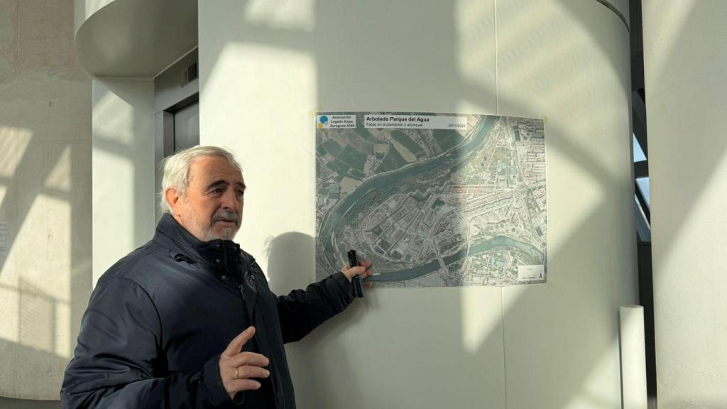 Francisco Pellicer, presidente de Legado Expo 2008, muestra el mapa con los 800 alcorques vacíos.