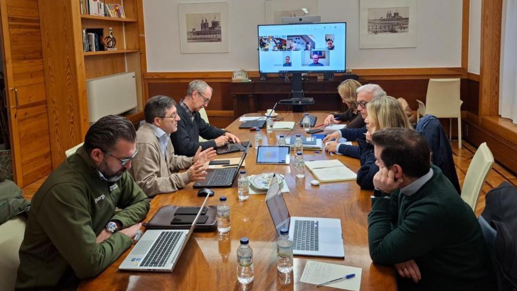 El comité seguirá reuniéndose de forma periódica para evaluar la evolución de la situación.